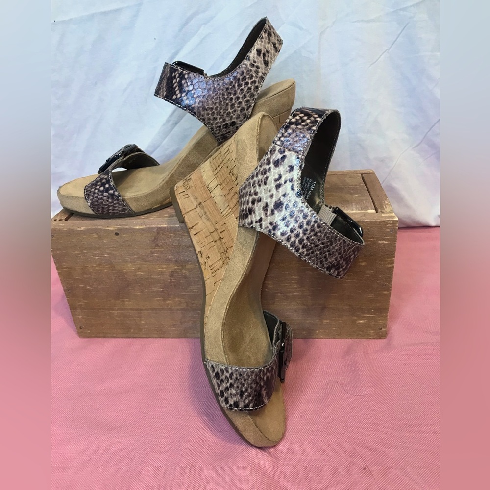 Aerosoles snakeskin wedge heels , size 10.